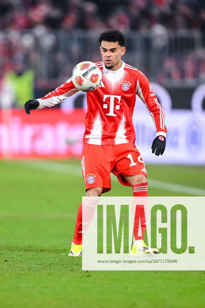 Luis Diaz FC Bayern München in action, am Ball, Einzelaktion waehrend des spiels der Bundesliga zwischen FC Bayern München und VfL Wolfsburg, Allianz Arena am 11 January 2026 in München, Germany Photo by Harry Langer DeFodi Images Luis Diaz FC Bayern München controls the Ball during the Bundesliga match between FC Bayern München and VfL Wolfsburg at Allianz Arena on January 11, 2026 in München, Germany Photo by Harry Langer DeFodi Images DFL regulations prohibit any use of photographs as image sequences and or quasi video Photo by Harry Langer DeFodi Images DFL regulations prohibit any use of photographs as image sequences and or quasi video