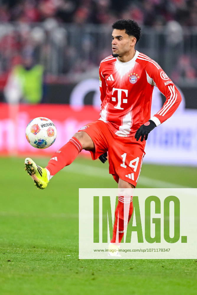 Luis Diaz FC Bayern München in action, am Ball, Einzelaktion waehrend des spiels der Bundesliga zwischen FC Bayern München und VfL Wolfsburg, Allianz Arena am 11 January 2026 in München, Germany Photo by Harry Langer DeFodi Images Luis Diaz FC Bayern München controls the Ball during the Bundesliga match between FC Bayern München and VfL Wolfsburg at Allianz Arena on January 11, 2026 in München, Germany Photo by Harry Langer DeFodi Images DFL regulations prohibit any use of photographs as image sequences and or quasi video Photo by Harry Langer DeFodi Images DFL regulations prohibit any use of photographs as image sequences and or quasi video