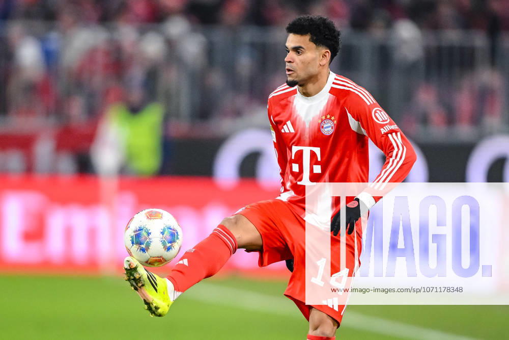 Luis Diaz FC Bayern München in action, am Ball, Einzelaktion waehrend des spiels der Bundesliga zwischen FC Bayern München und VfL Wolfsburg, Allianz Arena am 11 January 2026 in München, Germany Photo by Harry Langer DeFodi Images Luis Diaz FC Bayern München controls the Ball during the Bundesliga match between FC Bayern München and VfL Wolfsburg at Allianz Arena on January 11, 2026 in München, Germany Photo by Harry Langer DeFodi Images DFL regulations prohibit any use of photographs as image sequences and or quasi video Photo by Harry Langer DeFodi Images DFL regulations prohibit any use of photographs as image sequences and or quasi video