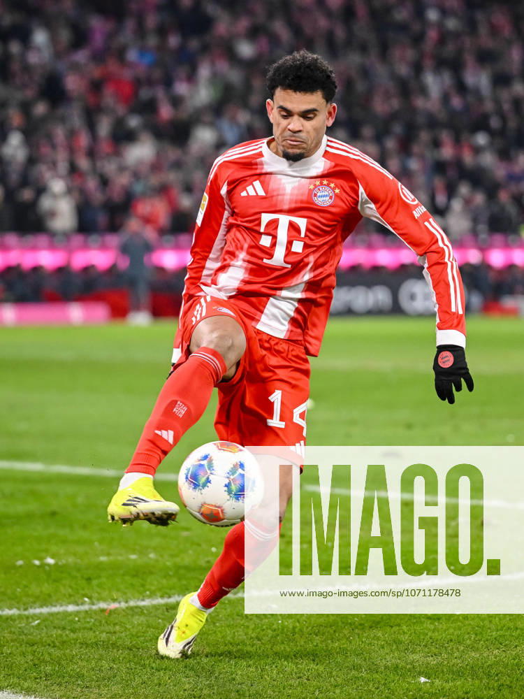 Luis Diaz FC Bayern München in action, am Ball, Einzelaktion waehrend des spiels der Bundesliga zwischen FC Bayern München und VfL Wolfsburg, Allianz Arena am 11 January 2026 in München, Germany Photo by Harry Langer DeFodi Images Luis Diaz FC Bayern München controls the Ball during the Bundesliga match between FC Bayern München and VfL Wolfsburg at Allianz Arena on January 11, 2026 in München, Germany Photo by Harry Langer DeFodi Images DFL regulations prohibit any use of photographs as image sequences and or quasi video Photo by Harry Langer DeFodi Images DFL regulations prohibit any use of photographs as image sequences and or quasi video