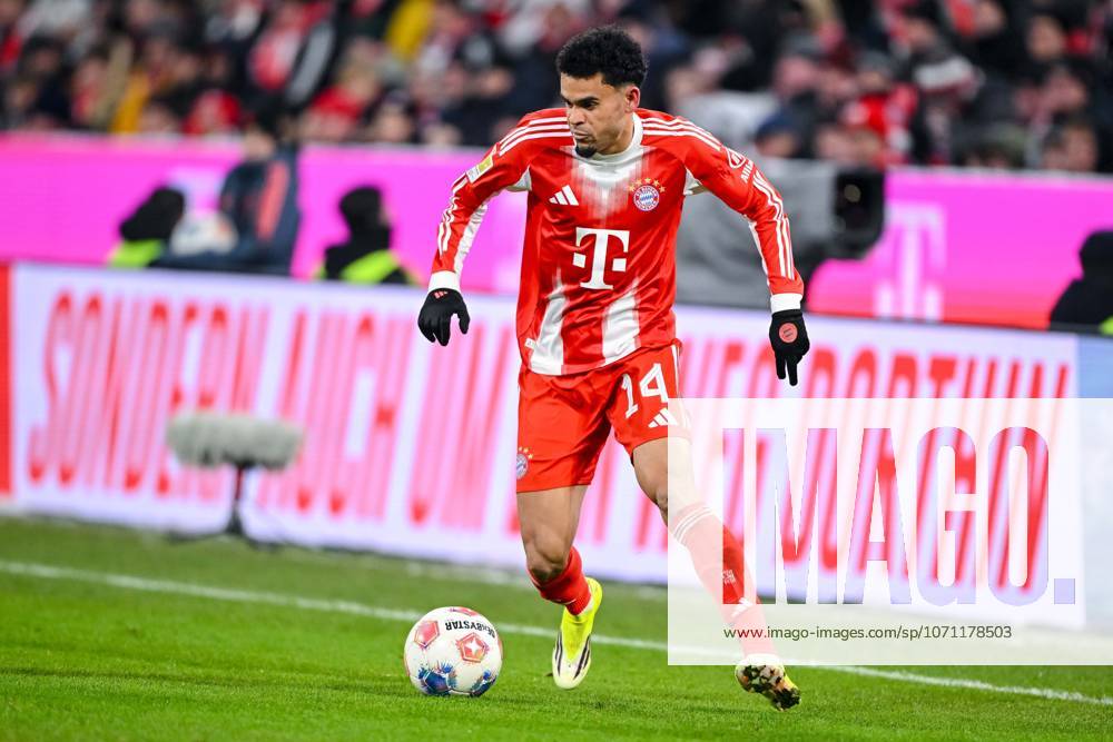Luis Diaz FC Bayern München in action, am Ball, Einzelaktion waehrend des spiels der Bundesliga zwischen FC Bayern München und VfL Wolfsburg, Allianz Arena am 11 January 2026 in München, Germany Photo by Harry Langer DeFodi Images Luis Diaz FC Bayern München controls the Ball during the Bundesliga match between FC Bayern München and VfL Wolfsburg at Allianz Arena on January 11, 2026 in München, Germany Photo by Harry Langer DeFodi Images DFL regulations prohibit any use of photographs as image sequences and or quasi video Photo by Harry Langer DeFodi Images DFL regulations prohibit any use of photographs as image sequences and or quasi video