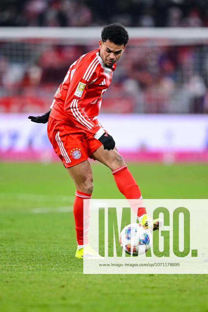 Luis Diaz FC Bayern München in action, am Ball, Einzelaktion waehrend des spiels der Bundesliga zwischen FC Bayern München und VfL Wolfsburg, Allianz Arena am 11 January 2026 in München, Germany Photo by Harry Langer DeFodi Images Luis Diaz FC Bayern München controls the Ball during the Bundesliga match between FC Bayern München and VfL Wolfsburg at Allianz Arena on January 11, 2026 in München, Germany Photo by Harry Langer DeFodi Images DFL regulations prohibit any use of photographs as image sequences and or quasi video Photo by Harry Langer DeFodi Images DFL regulations prohibit any use of photographs as image sequences and or quasi video