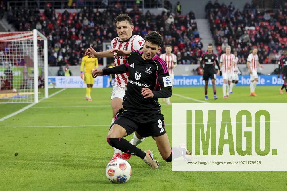 Maximilian Eggestein SC Freiburg, 08 and Daniel Elfadli Hamburger SV, 08 in duel , Germany, Soccer, 1 Bundesliga, Matchday 16, 2025 2026, SC Freiburg vs Hamburger SV, 10 01 2026, Freiburg im Breisgau Europa Park Stadion Germany