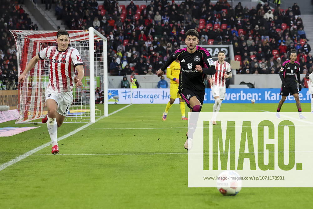 Maximilian Eggestein SC Freiburg, 08 and Daniel Elfadli Hamburger SV, 08 in a running duel , Germany, Soccer, 1 Bundesliga, Matchday 16, 2025 2026, SC Freiburg vs Hamburger SV, 10 01 2026, Freiburg im Breisgau Europa Park Stadion Germany