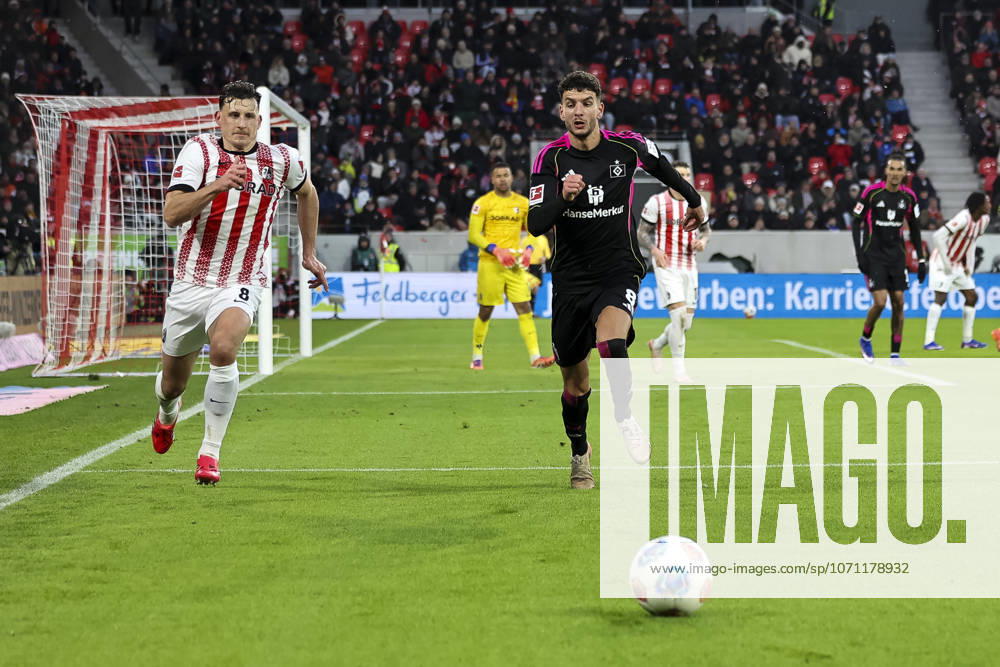 Maximilian Eggestein SC Freiburg, 08 and Daniel Elfadli Hamburger SV, 08 in a running duel , Germany, Soccer, 1 Bundesliga, Matchday 16, 2025 2026, SC Freiburg vs Hamburger SV, 10 01 2026, Freiburg im Breisgau Europa Park Stadion Germany