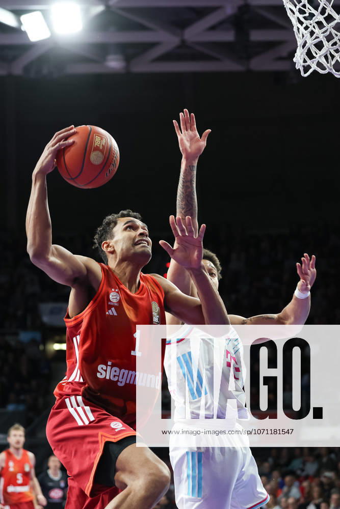 Oscar da Silva FC Bayern Basketball, 01 with ball at the basket, with Alijah Comithier Telekom Baskets Bonn, 02 , GER, FC Bayern Basketball vs Telekom Baskets Bonn, Basketball, easycredit Basketball Bundesliga, Matchday 15, Season 2025 2026, 11 01 2026, GER, FC Bayern Basketball vs Telekom Baskets Bonn, Basketball, easycredit Basketball Bundesliga, Matchday 15, Season 2025 2026, 11 01 2026 Muenchen