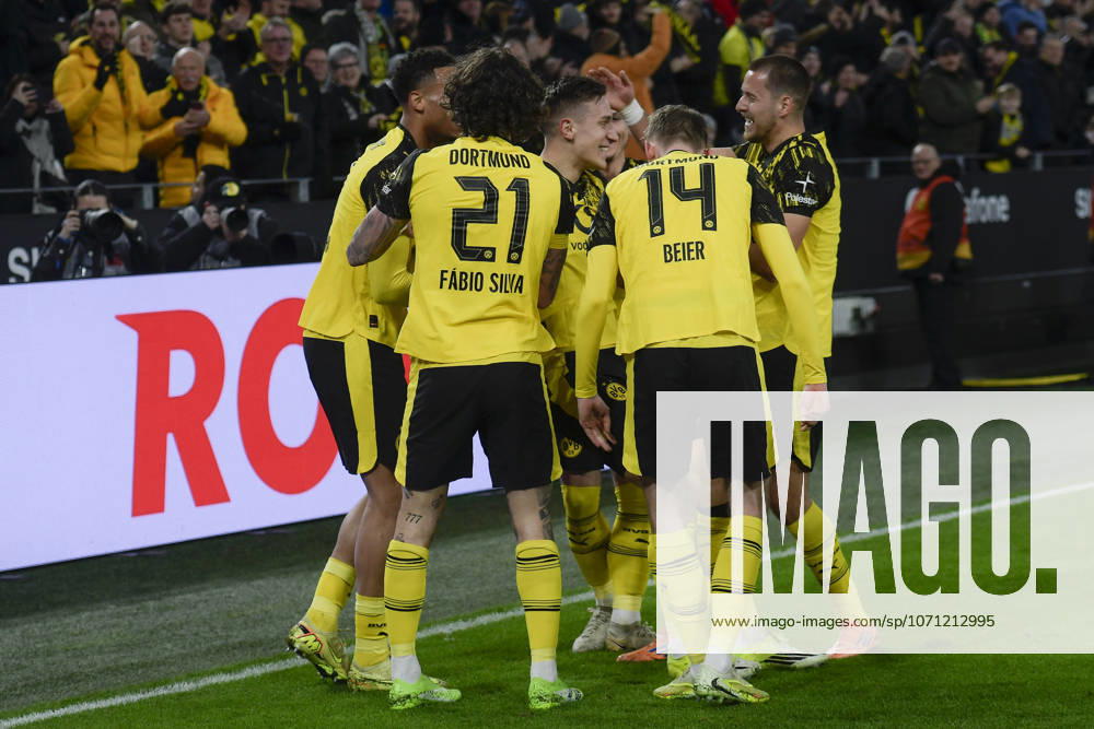 Nico Schlotterbeck Dortmund 4 cheers with the team after scoring the 1 0 goal 13 01 2026 Soccer Borussia Dortmund vs SV Werder Bremen , Signal Iduna Park, Dortmund, DFB DFL REGULATIONS PROHIBIT ANY USE OF PHOTOGRAPHS AS IMAGE SEQUENCES AND OR QUASI VIDEO