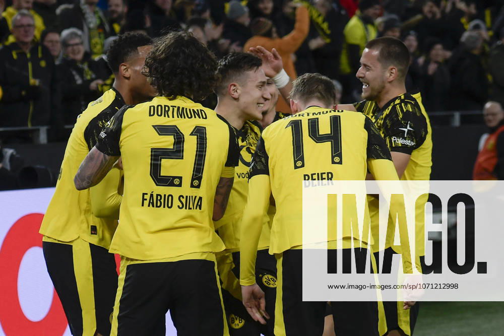 Nico Schlotterbeck Dortmund 4 cheers with the team after scoring the 1 0 goal 13 01 2026 Soccer Borussia Dortmund vs SV Werder Bremen , Signal Iduna Park, Dortmund, DFB DFL REGULATIONS PROHIBIT ANY USE OF PHOTOGRAPHS AS IMAGE SEQUENCES AND OR QUASI VIDEO
