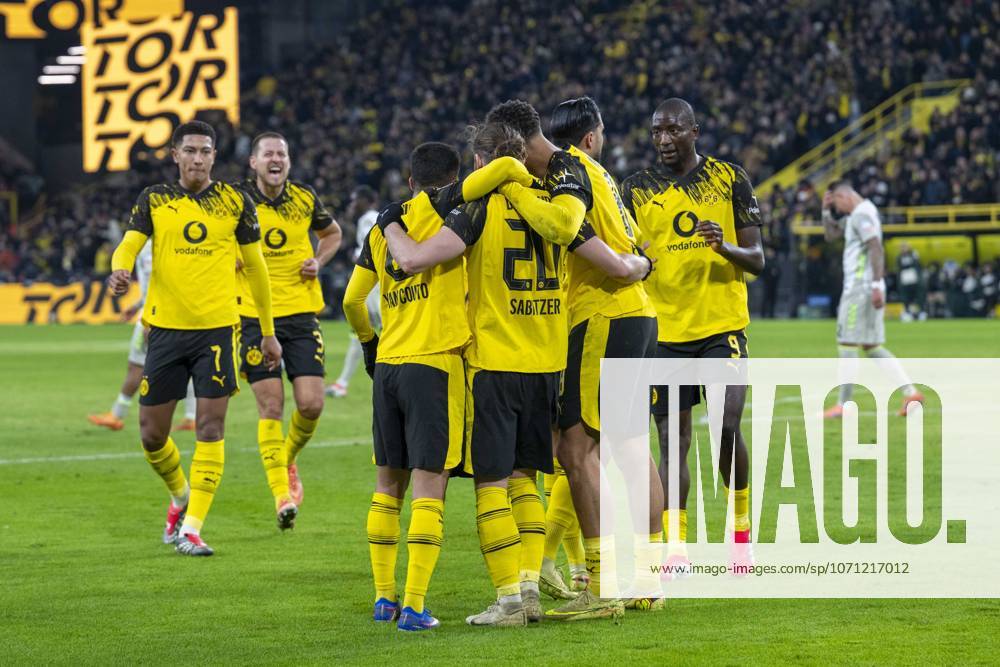 Football Borussia Dortmund SV Werder Bremen, Matchday 17 at Signal Iduna Park Dortmund players cheer after scoring the 2-0 goal IMPORTANT NOTE In accordance with the regulations of the DFL and the DFB, it is prohibited to use or have used photographs taken in the stadium and or of the match in the form of sequential images and or video-like photo series