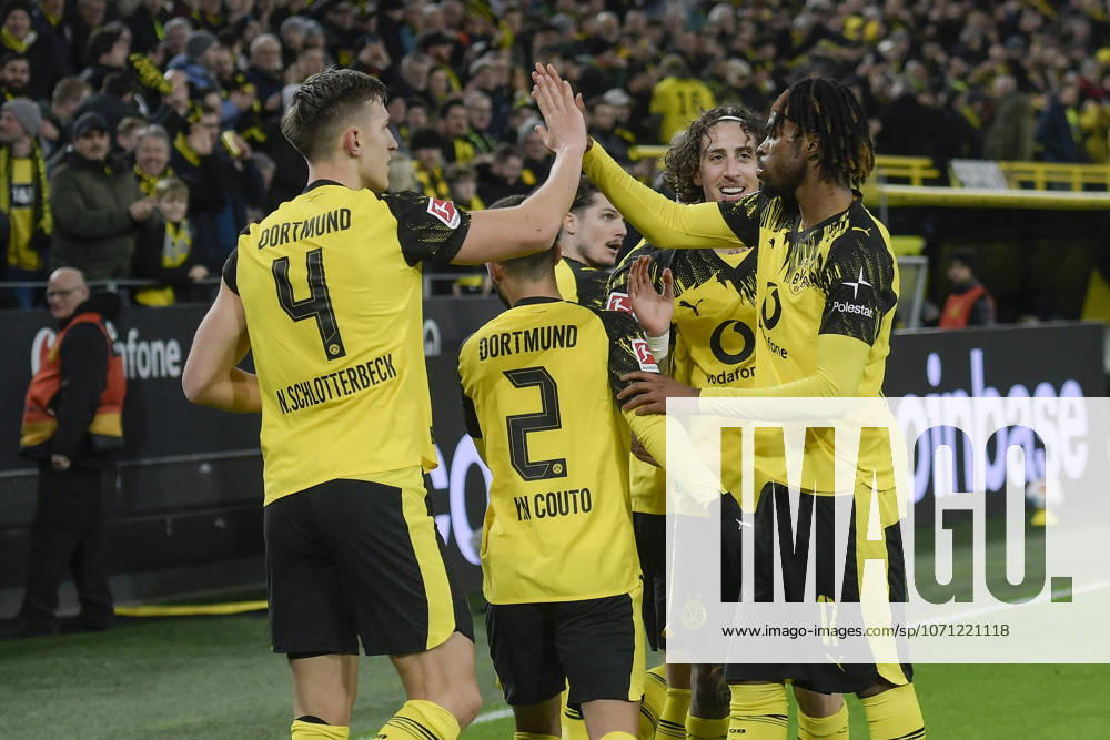 Nico Schlotterbeck Dortmund 4 cheers with the team after scoring the 1 0 goal 13 01 2026 Soccer Borussia Dortmund vs SV Werder Bremen , Signal Iduna Park, Dortmund, DFB DFL REGULATIONS PROHIBIT ANY USE OF PHOTOGRAPHS AS IMAGE SEQUENCES AND OR QUASI VIDEO