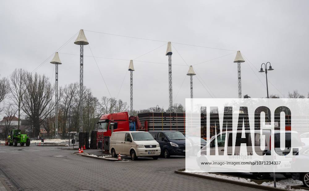 Soccer, Men, Season 2025 2026, 1 Bundesliga 1 FC Union Berlin, Setting up the marquee on the parking lot next to the stadium An der Alten Försterei for the festive ceremony on the occasion of the 60th anniversary of the club on 20 January 2026, 14 01 2026,