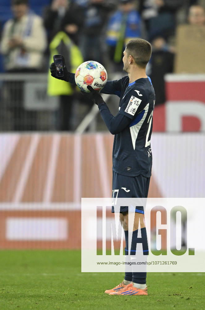 After the end of the match final cheers, joy, happiness, jubilation Andrej Kramaric TSG 1899 Hoffenheim 27 with match ball Selfie Smartphone TSG 1899 Hoffenheim vs Borussia Moenchengladbach BMG 14 01 2026 DFL REGULATIONS PROHIBIT ANY USE OF PHOTOGRAPHS AS IMAGE SEQUENCES AND OR QUASI VIDEO TSG 1899 Hoffenheim vs Borussia Moenchengladbach BMG Sinsheim