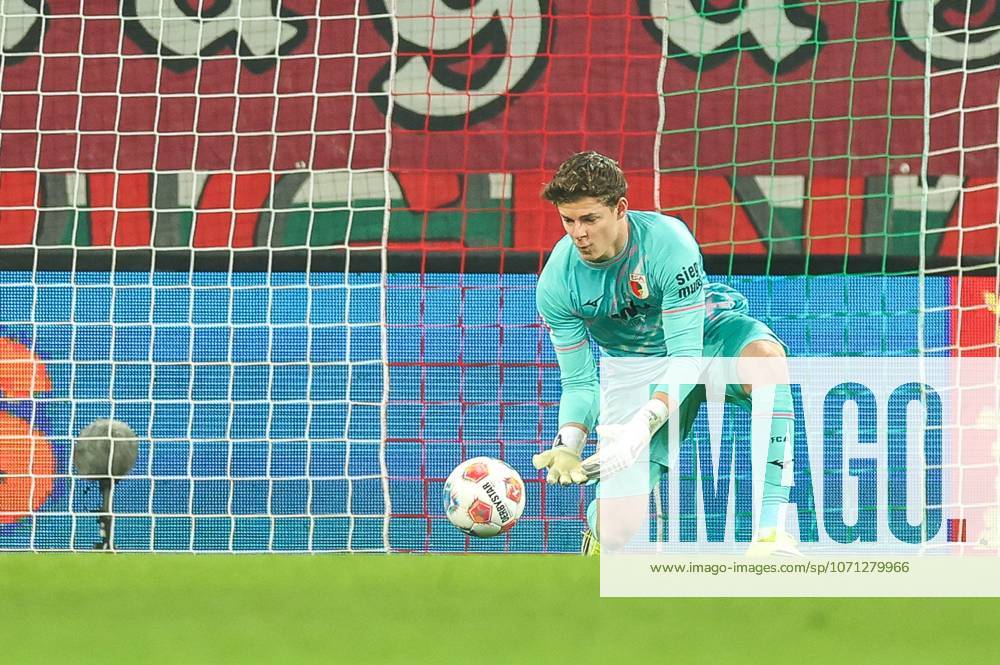 Goalkeeper action by Finn Dahmen 1 FC Augsburg , FC Augsburg vs 1 FC Union Berlin, Football, 1 Bundesliga, 17 Matchday, 15 01 2026 DFB regulations prohibit any use of photographs as image sequences and or quasi video Augsburg Bayern Germany