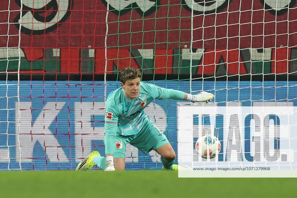 Goalkeeper action by Finn Dahmen 1 FC Augsburg , FC Augsburg vs 1 FC Union Berlin, Football, 1 Bundesliga, 17 Matchday, 15 01 2026 DFB regulations prohibit any use of photographs as image sequences and or quasi video Augsburg Bayern Germany