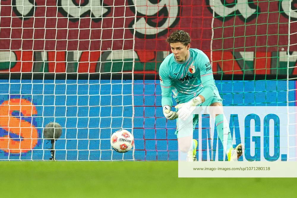 Goalkeeper action by Finn Dahmen 1 FC Augsburg , FC Augsburg vs 1 FC Union Berlin, Football, 1 Bundesliga, 17 Matchday, 15 01 2026 DFB regulations prohibit any use of photographs as image sequences and or quasi video Augsburg Bayern Germany