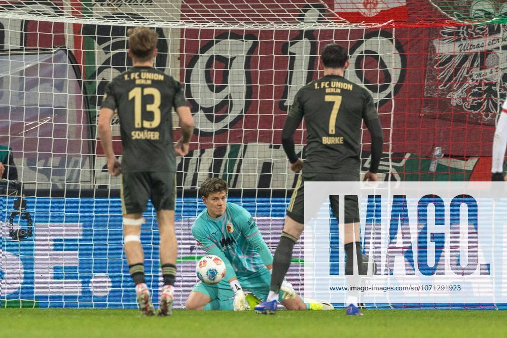 Goalkeeper Finn Dahmen FC Augsburg in action, FC Augsburg vs 1 FC Union Berlin, Soccer, 1 Bundesliga, 17 Matchday, 15 01 2026 DFB regulations prohibit any use of photographs as image sequences and or quasi video