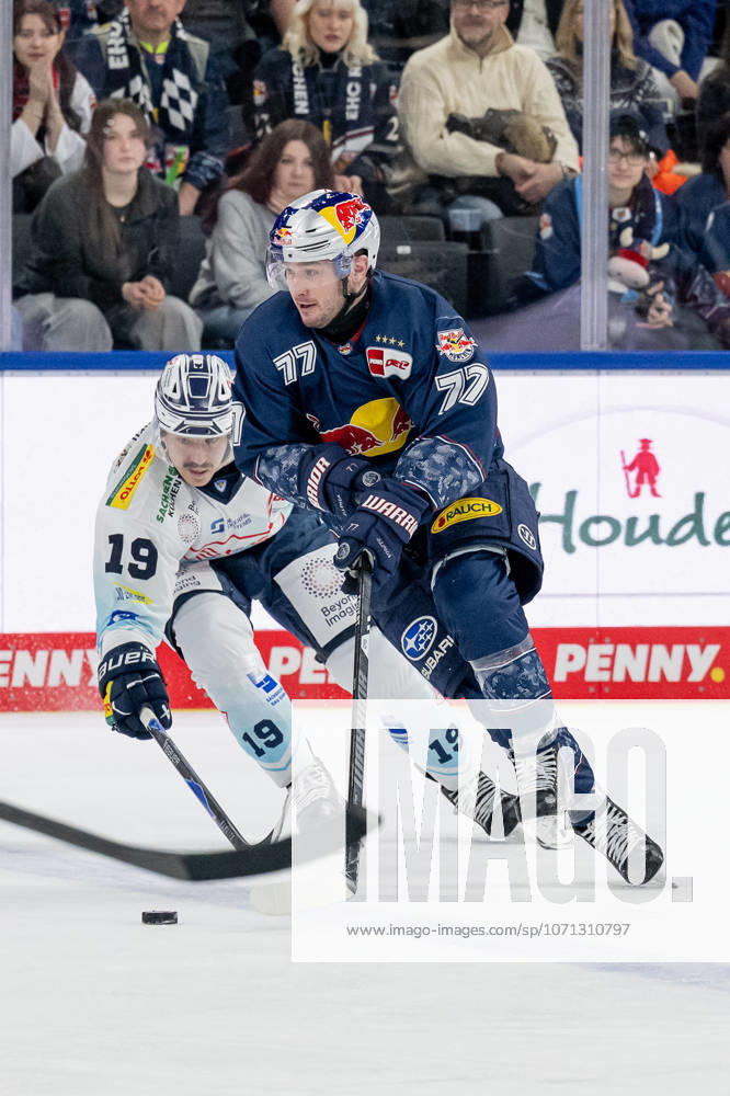 Battle for the puck duel between Niklas Postel Dresdner Eisloewen, 19 and Adam Brooks EHC Red Bull Muenchen, 77 GER, EHC Red Bull Muenchen vs Dresdner Eisloewen, Ice Hockey, DEL, 40 Matchday, Season 2025 2026, 16 01 2026 GER, EHC Red Bull Muenchen vs Dresdner Eisloewen, Ice Hockey, DEL, 40 Matchday, Season 2025 2026, 16 01 2026 Muenchen