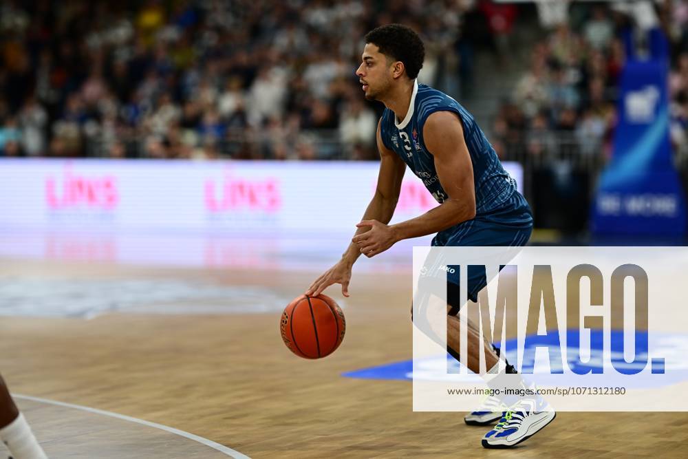 Kevin McClain 3 MLP Academics Heidelberg with ball on the dribble Kevin McClain 3 MLP Academics Heidelberg dribbles