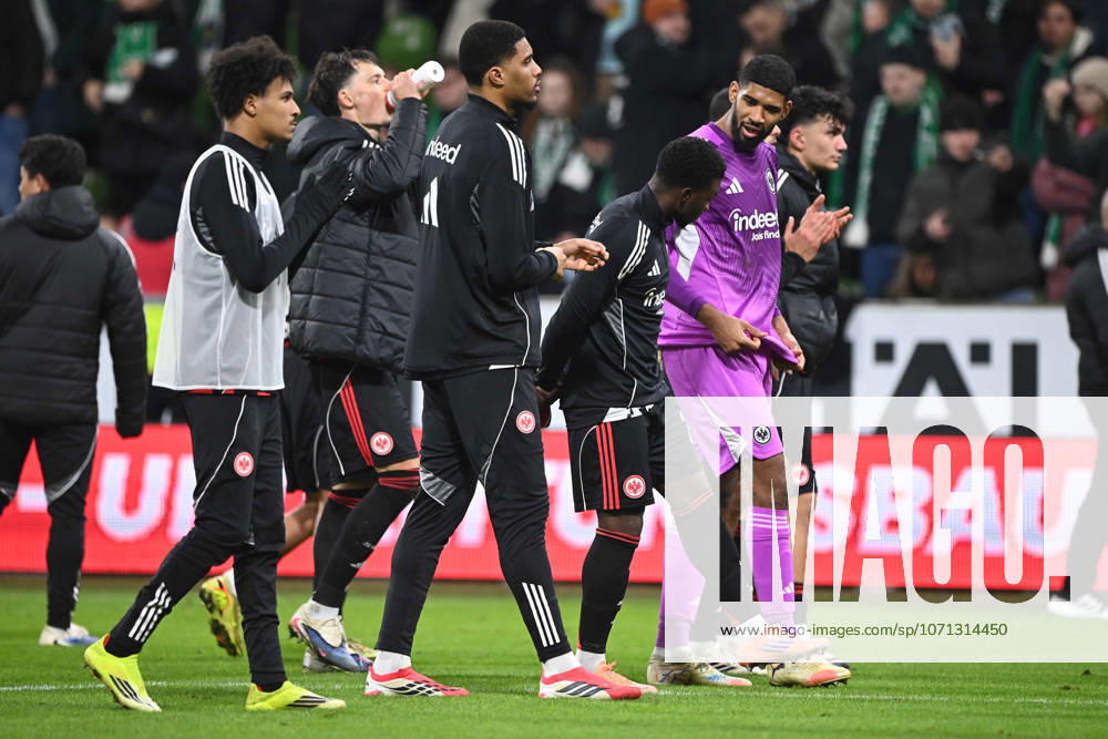 The players of Eintracht Frankfurt go to their fans, restrained final cheer, cheering, jubilation, enthusiasm, joy, emotion Football 1 Bundesliga Season 2025 2026, 18 Matchday, Matchday18, matchday18, SV Werder Bremen HB Eintracht Frankfurt F 3 3 on 16 01 2026 at Weserstadion Bremen Germany DFL regulations prohibit any use of photographs as image sequences and or quasi video Â