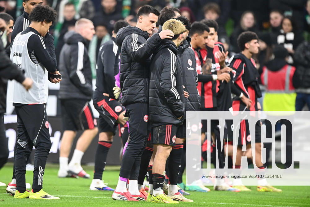 The players of Eintracht Frankfurt go to their fans, restrained final cheer, cheering, jubilation, enthusiasm, joy, emotion Football 1 Bundesliga Season 2025 2026, 18 Matchday, Matchday18, matchday18, SV Werder Bremen HB Eintracht Frankfurt F 3 3 on 16 01 2026 at Weserstadion Bremen Germany DFL regulations prohibit any use of photographs as image sequences and or quasi video Â