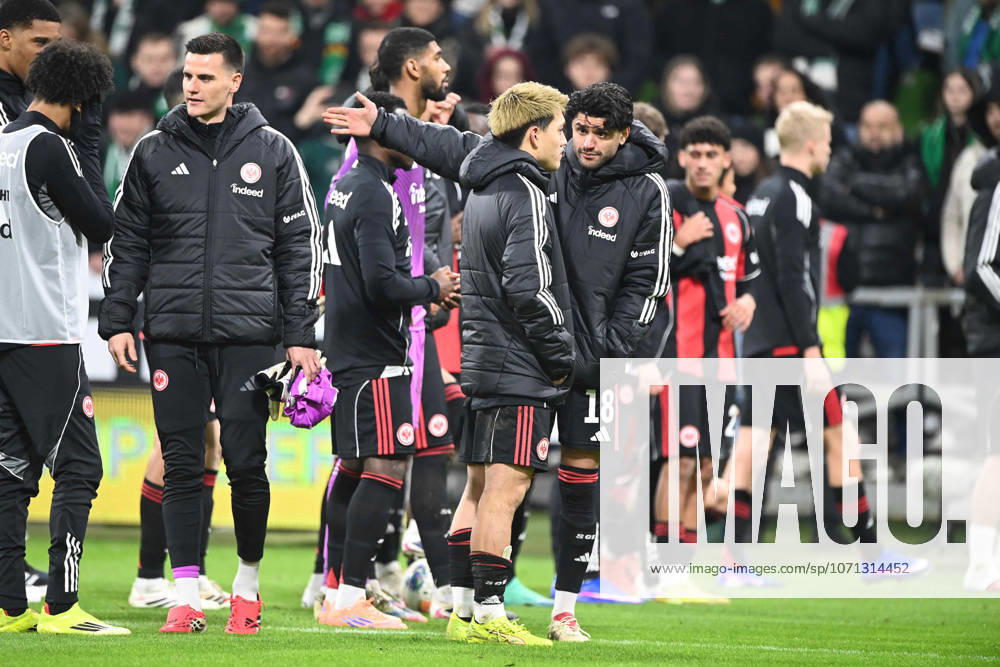 The players of Eintracht Frankfurt go to their fans, restrained final cheer, cheering, jubilation, enthusiasm, joy, emotion Football 1 Bundesliga Season 2025 2026, 18 Matchday, Matchday18, matchday18, SV Werder Bremen HB Eintracht Frankfurt F 3 3 on 16 01 2026 at Weserstadion Bremen Germany DFL regulations prohibit any use of photographs as image sequences and or quasi video Â