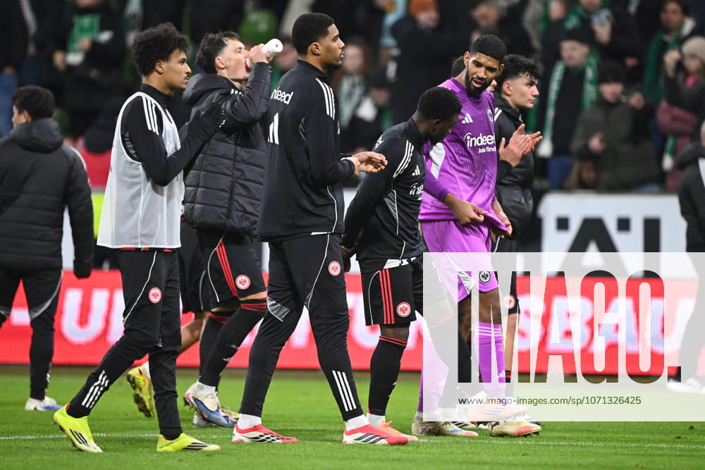 The players of Eintracht Frankfurt go to their fans, restrained final cheer, cheering, jubilation, enthusiasm, joy, emotion Football 1 Bundesliga Season 2025 2026, 18 Matchday, Matchday18, matchday18, SV Werder Bremen HB Eintracht Frankfurt F 3 3 on 16 01 2026 at Weserstadion Bremen Germany DFL regulations prohibit any use of photographs as image sequences and or quasi video Â