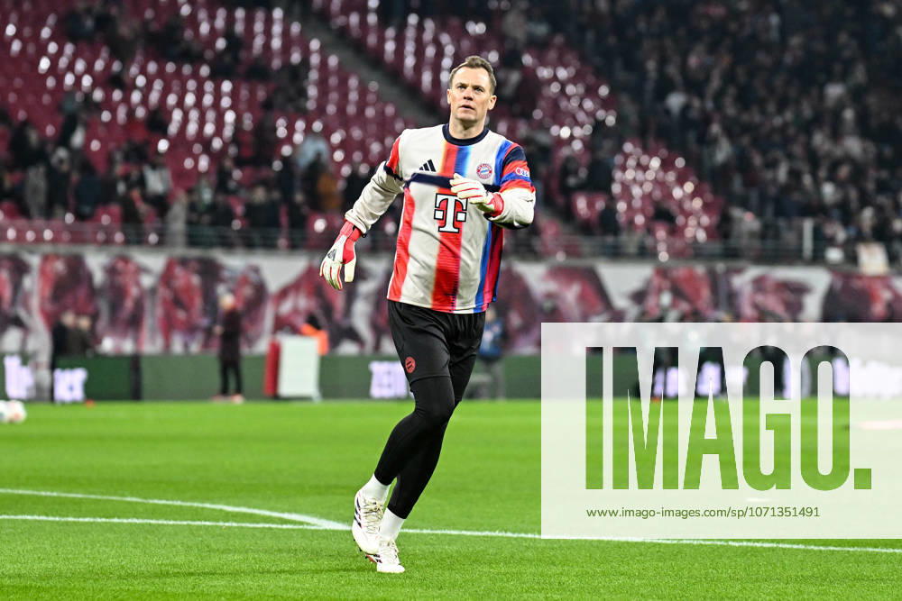 Soccer I Men I Season 2025 2026 I Bundesliga I 18 Matchday I RB Leipzig FC Bayern Munich I 17 01 2026 Manuel Neuer 1, FC Bayern Munich comes onto the pitch for warm-up Crop, close-up, portrait, portrait, single photo, single image, body Leipzig Red Bull Arena Saxony Germany