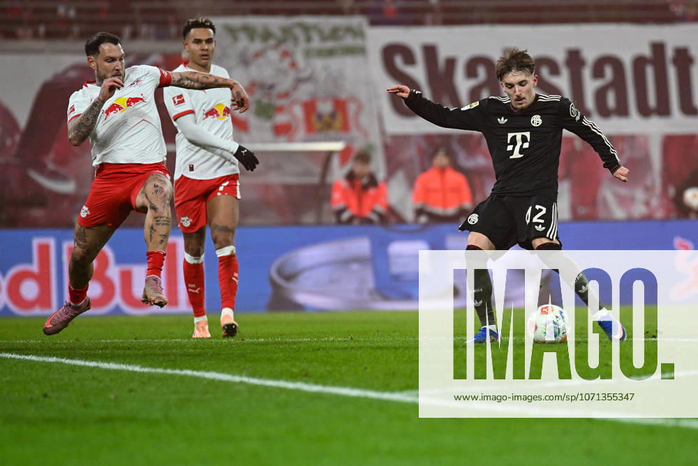 Soccer I Men I Season 2025 2026 I Bundesliga I Matchday 18 I RB Leipzig FC Bayern Munich I 17 01 2026 Goal kick Lennart Karl 42, FC Bayern Munich r , David Raum 22, RB Leipzig l tries to jump in between Leipzig Red Bull Arena Saxony Germany