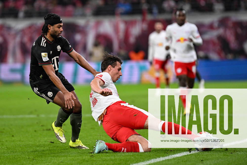 Soccer I Men I Season 2025 2026 I Bundesliga I Matchday 18 I RB Leipzig FC Bayern Munich I 17 01 2026 Tackle Serge Gnabry 7, FC Bayern Munich and Willi Orban 4, RB Leipzig , who scrapes the ball off the line Leipzig Red Bull Arena Saxony Germany