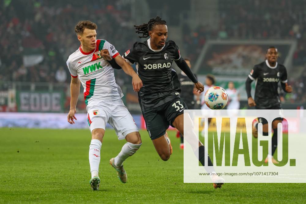 In duel, action, with Robin Fellhauer 19 FC Augsburg , Jordy Makengo 33 SC Freiburg , FC Augsburg vs SC Freiburg, Soccer, 1 Bundesliga, 18 Matchday, 18 01 2026 DFB regulations prohibit any use of photographs as image sequences and or quasi video Augsburg Bayern Germany
