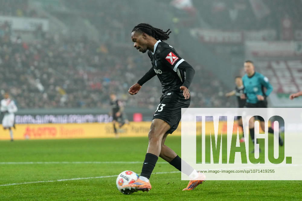 Jordy Makengo SC Freiburg, 33 on the ball , Germany, Football, 1 Bundesliga, Matchday 18, 2025 2026, FC Augsburg vs SC Freiburg, 18 01 2026, WWK Arena, Augsburg, Germany DFL REGULATIONS PROHIBIT ANY USE OF PHOTOGRAPHS AS IMAGE SEQUENCES AND OR QUASI VIDEO Augsburg WWK Arena Bayern Germany