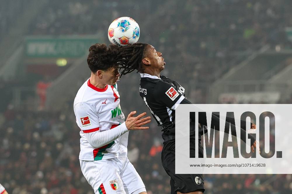 In duel, action, with Fabian Rieder 32 FC Augsburg , Johan Manzambi 44 SC Freiburg , FC Augsburg vs SC Freiburg, Soccer, 1 Bundesliga, 18 Matchday, 18 01 2026 DFB regulations prohibit any use of photographs as image sequences and or quasi video Augsburg Bayern Germany
