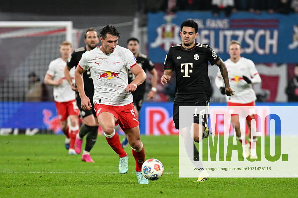 Soccer I Men I Season 2025 2026 I Bundesliga I Matchday 18 I RB Leipzig FC Bayern Munich I 17 01 2026 Duel for the ball between Willi Orban 4, RB Leipzig and Luis Diaz 14, FC Bayern Munich Leipzig Red Bull Arena Saxony Germany