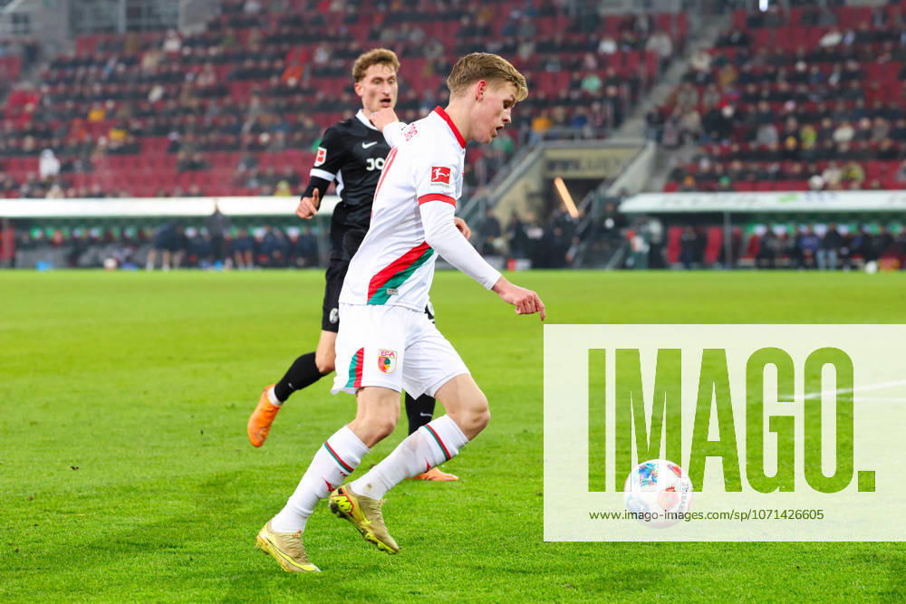 Anton Kade 30, FC Augsburg at the match between FC Augsburg v SC Freiburg, Football, Men, Bundesliga, 2025 2026, Matchday 18 on 18 01 2026 in Augsburg, WWK Arena DFL and DFB regulations prohibit any use of photographs as image sequences and or quasi video Bayern Germany