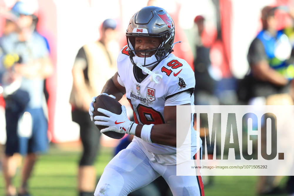 TAMPA, FL - OCTOBER 12: Tampa Bay Buccaneers Wide Receiver Kameron Johnson (19) makes a catch and runs into the end zone for the touchdown during the Regular Season game between the San Francisco 49ers and the Tampa Bay Buccaneers on October 12, 2025 at Raymond James Stadium in Tampa, Florida. (Photo by Cliff Welch Icon Sportswire) NFL, American Football Herren, USA OCT 12 49ers at Buccaneers Icon357251012035
