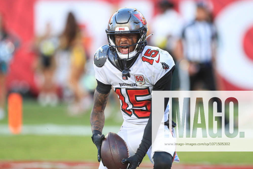 TAMPA, FL - OCTOBER 12: Tampa Bay Buccaneers Wide Receiver Tez Johnson (15) catches a touchdown pass and celebrates in the end zone during the Regular Season game between the San Francisco 49ers and the Tampa Bay Buccaneers on October 12, 2025 at Raymond James Stadium in Tampa, Florida. (Photo by Cliff Welch Icon Sportswire) NFL, American Football Herren, USA OCT 12 49ers at Buccaneers Icon357251012045