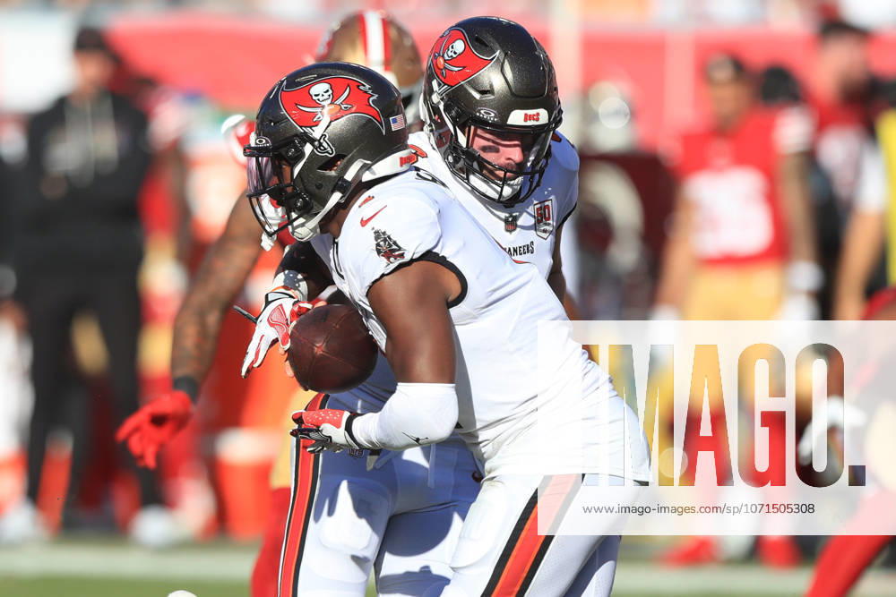 TAMPA, FL - OCTOBER 12: Tampa Bay Buccaneers Quarterback Baker Mayfield (6) hands the ball off to Running Back Rachaad White (1) during the Regular Season game between the San Francisco 49ers and the Tampa Bay Buccaneers on October 12, 2025 at Raymond James Stadium in Tampa, Florida. (Photo by Cliff Welch Icon Sportswire) NFL, American Football Herren, USA OCT 12 49ers at Buccaneers Icon357251012051