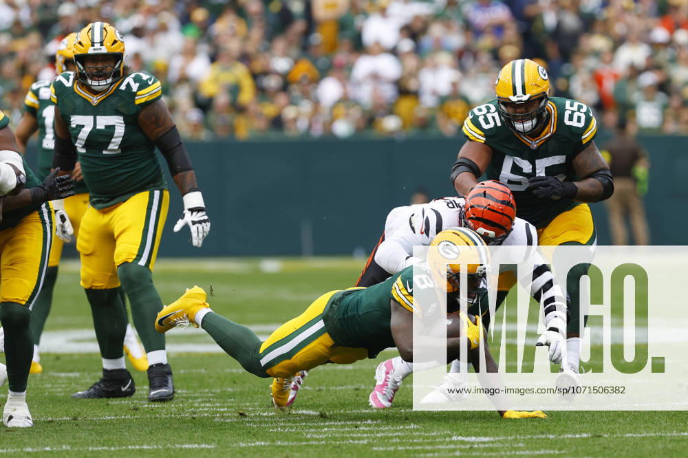 GREEN BAY, WI - OCTOBER 12: Green Bay Packers running back Josh Jacobs (8) dives for a first down during a game between the Green Bay Packers and the Cincinnati Bengals at Lambeau Field on October 12, 2025 in Green Bay, WI. (Photo by Larry Radloff Icon Sportswire) NFL, American Football Herren, USA OCT 12 Bengals at Packers Icon2510120640