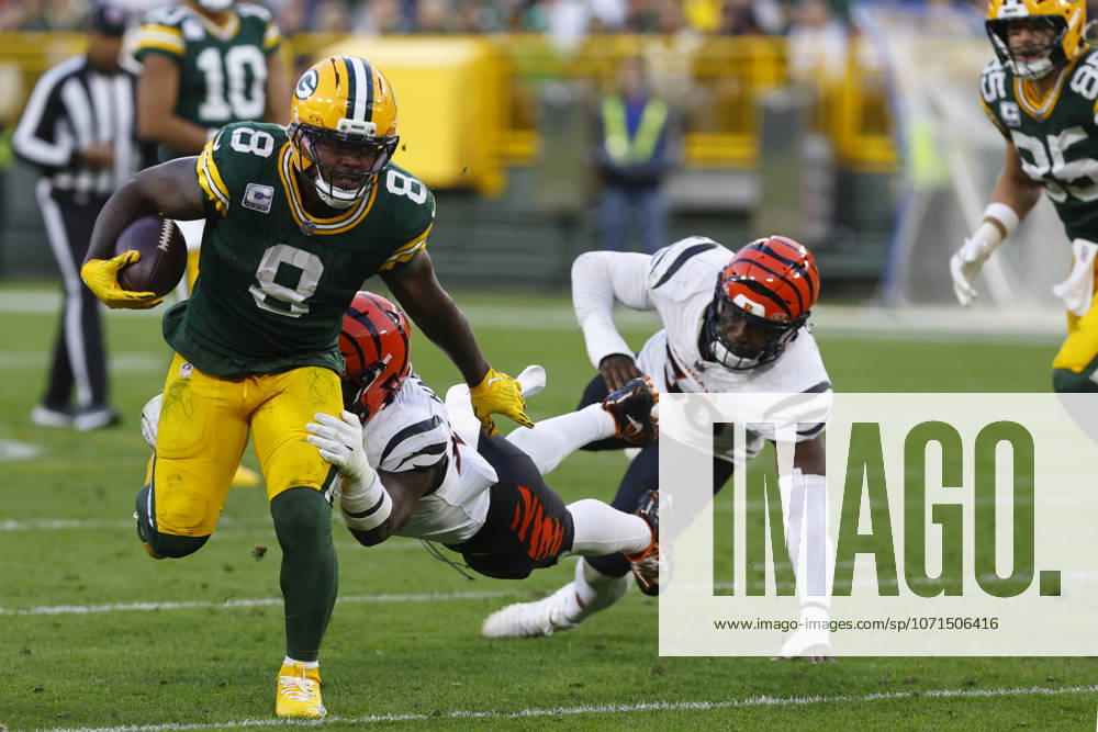 GREEN BAY, WI - OCTOBER 12: Green Bay Packers running back Josh Jacobs (8) breaks free of a tackle during a game between the Green Bay Packers and the Cincinnati Bengals at Lambeau Field on October 12, 2025 in Green Bay, WI. (Photo by Larry Radloff Icon Sportswire) NFL, American Football Herren, USA OCT 12 Bengals at Packers Icon2510126158