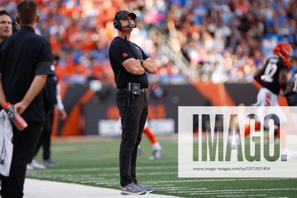 CINCINNATI, OH - OCTOBER 05: Cincinnati Bengals head coach Zac Taylor looks at the scoreboard during the game against the Detroit Lions and the Cincinnati Bengals on October 5, 2025, at Paycor Stadium in Cincinnati, OH. (Photo by Ian Johnson Icon Sportswire) NFL, American Football Herren, USA OCT 05 Lions at Bengals Icon251005123