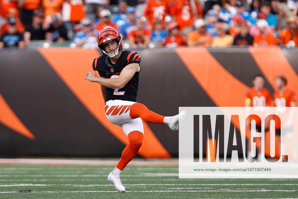CINCINNATI, OH - OCTOBER 05: Cincinnati Bengals kicker Evan McPherson (2) watches his kick during the game against the Detroit Lions and the Cincinnati Bengals on October 5, 2025, at Paycor Stadium in Cincinnati, OH. (Photo by Ian Johnson Icon Sportswire) NFL, American Football Herren, USA OCT 05 Lions at Bengals Icon251005110