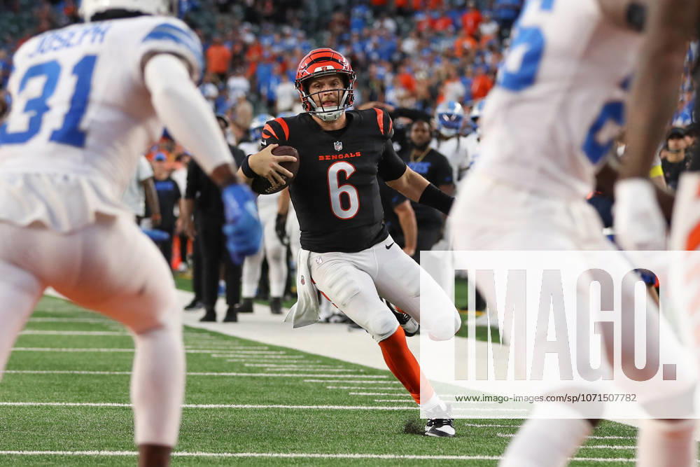 CINCINNATI, OH - OCTOBER 05: Cincinnati Bengals quarterback Jake Browning (6) carries the ball during the game against the Detroit Lions and the Cincinnati Bengals on October 5, 2025, at Paycor Stadium in Cincinnati, OH. (Photo by Ian Johnson Icon Sportswire) NFL, American Football Herren, USA OCT 05 Lions at Bengals Icon251005018