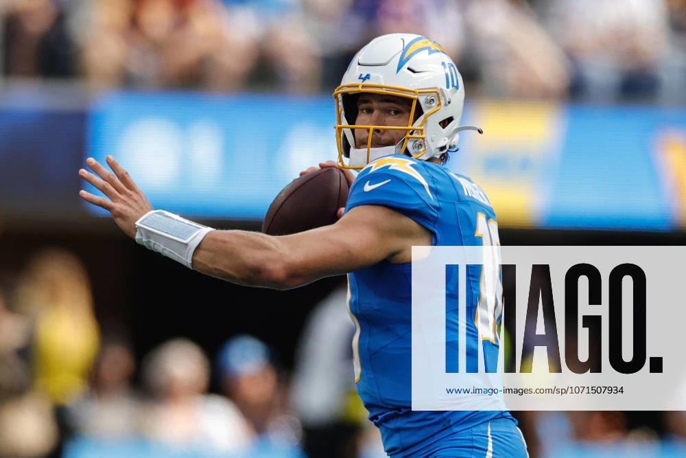 INGLEWOOD, CA - OCTOBER 5: Los Angeles Chargers quarterback Justin Herbert (10) back to pass during the NFL, American Football Herren, USA game between the Washington Commanders and the Los Angeles Chargers on October 05, 2025, at SoFi Stadium in Inglewood, CA. (Photo by Jevone Moore Icon Sportswire) NFL: OCT 05 Commanders at Chargers Icon20251005013