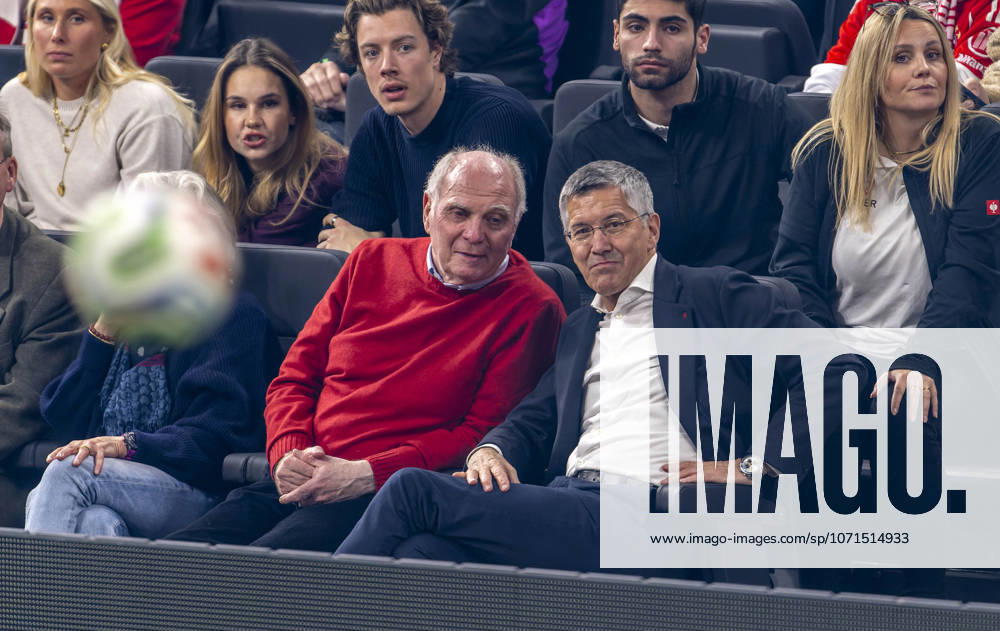 Football, the FC Bayern Munich Legends CUP, in the SAP Garden Munich v re President Herbert Hainer FC Bayern , Honorary President Uli Hoeneß FC Bayern Munich, Hoeness , wife Susi Hoeness,