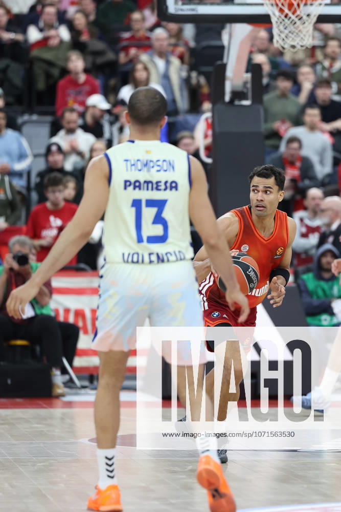 Oscar da Silva FC Bayern Basketball, 01 with Darius Thompson Valencia Basket, 13 , GER, FC Bayern Basketball vs Valencia Basket, Basketball, Euroleague, 24 Matchday, Season 2025 2026, 22 01 2026, GER, FC Bayern Basketball vs Valencia Basket, Basketball, Euroleague, 24 Matchday, Season 2025 2026, 22 01 2026 Munich