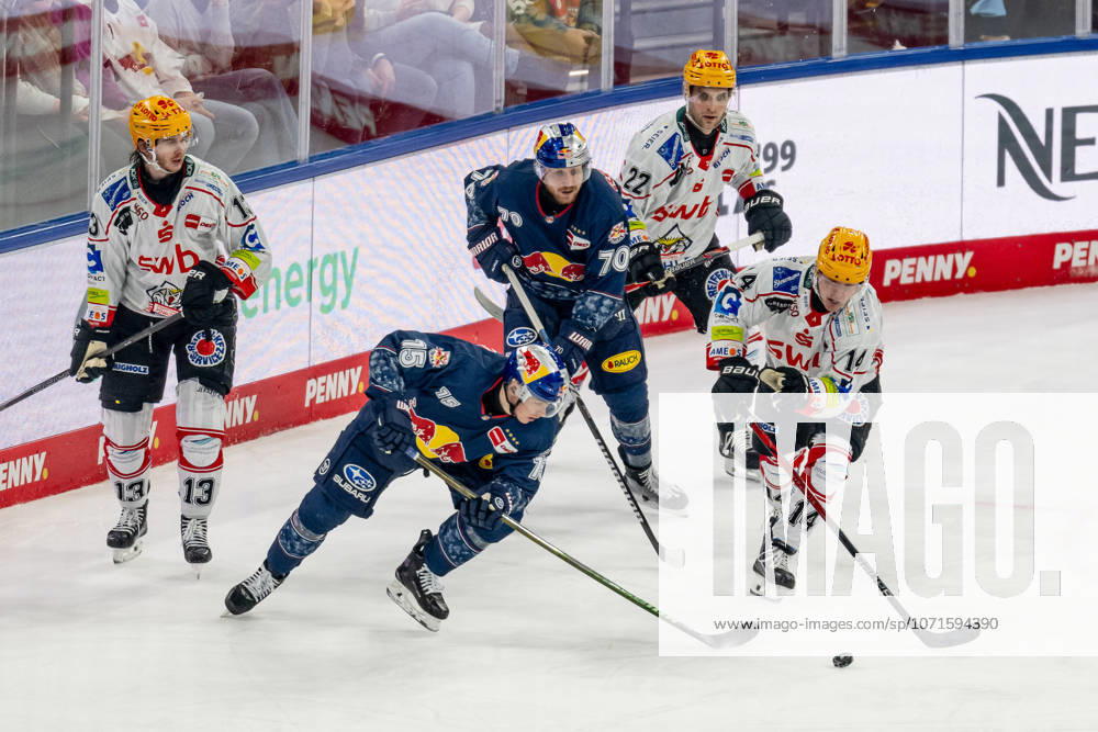 Battle for the puck duel between Nikolaus Heigl EHC Red Bull Muenchen, 15 and Ross Mauermann Fischtown Pinguins Bremerhaven, 14 GER, EHC Red Bull Muenchen vs Fischtown Pinguins Bremerhaven, Ice Hockey, DEL, Matchday 42, Season 2025 2026, 23 01 2026 GER, EHC Red Bull Muenchen vs Fischtown Pinguins Bremerhaven, Ice Hockey, DEL, Matchday 42, Season 2025 2026, 23 01 2026 Muenchen