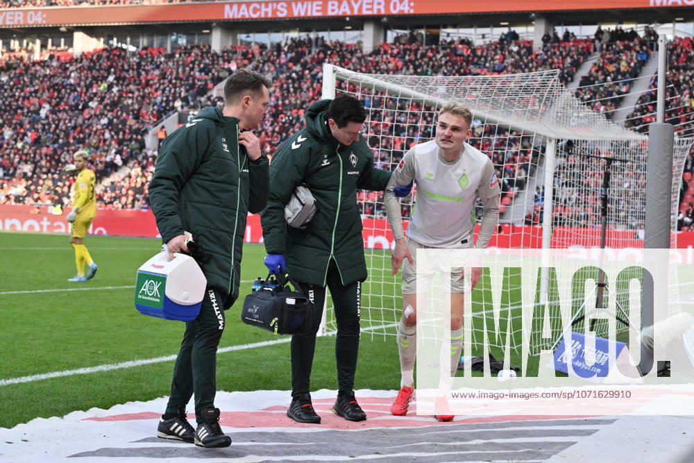 Injury Amos Pieper Werder Bremen 24 01 2026, Soccer 1 Bundesliga, Season 2025 2026, 19 Matchday, Bayer 04 Leverkusen SV Werder Bremen DFL regulations prohibit any use of photographs as image sequences and or quasi video Leverkusen BayArena Nordrhein Westfalen Germany Team2