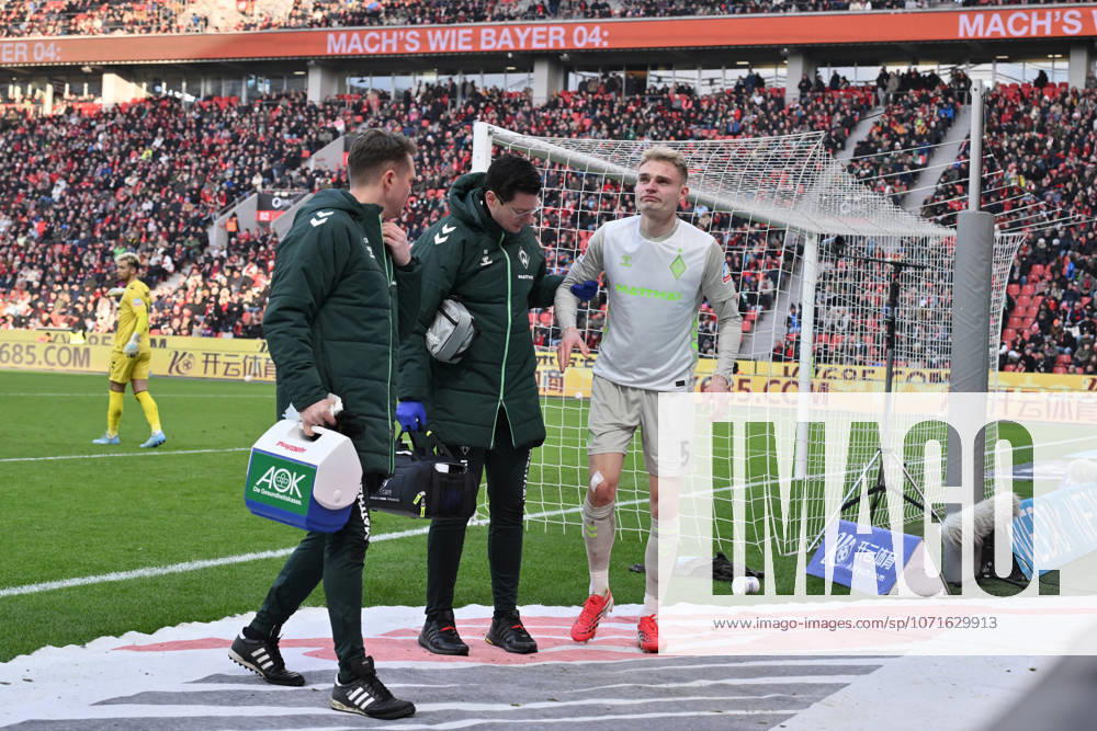 Injury Amos Pieper Werder Bremen 24 01 2026, Soccer 1 Bundesliga, Season 2025 2026, 19 Matchday, Bayer 04 Leverkusen SV Werder Bremen DFL regulations prohibit any use of photographs as image sequences and or quasi video Leverkusen BayArena Nordrhein Westfalen Germany Team2