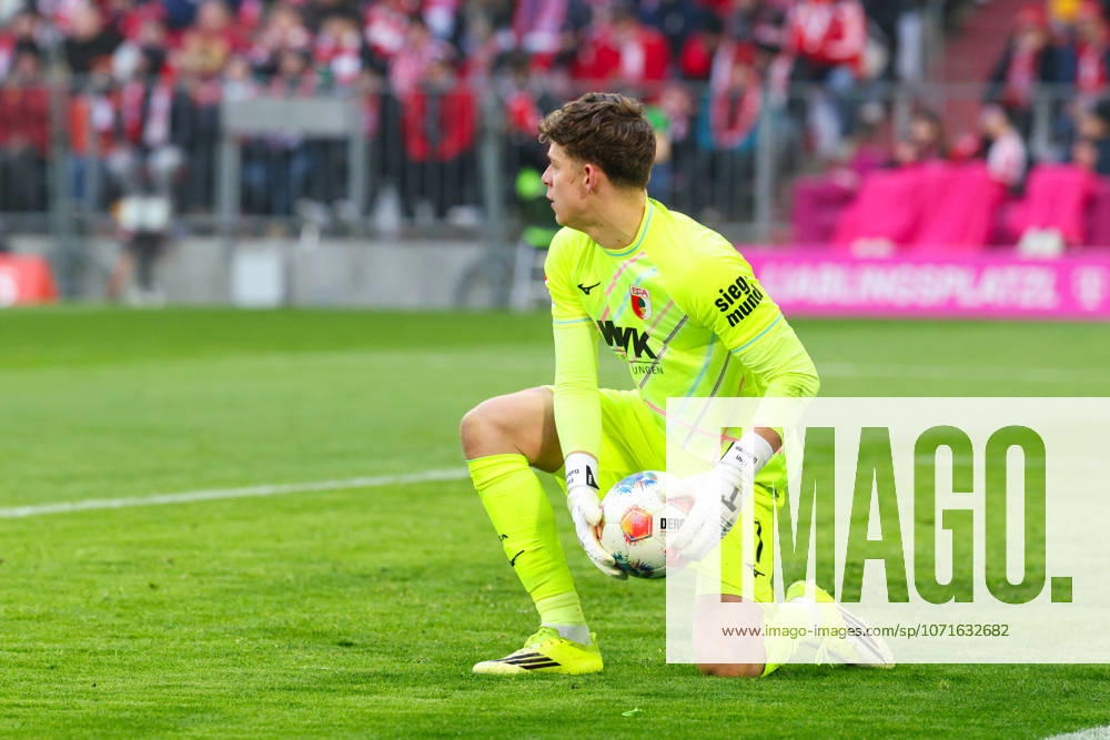 Finn Dahmen 1, FC Augsburg keeps the ball safe in the match between FC Bayern Munich v FC Augsburg, Football, Men, Bundesliga, 2025 2026, 19 Matchday on 24 01 2026 in Munich, Allianz Arena DFL and DFB regulations prohibit any use of photographs as image sequences and or quasi video Bayern Germany
