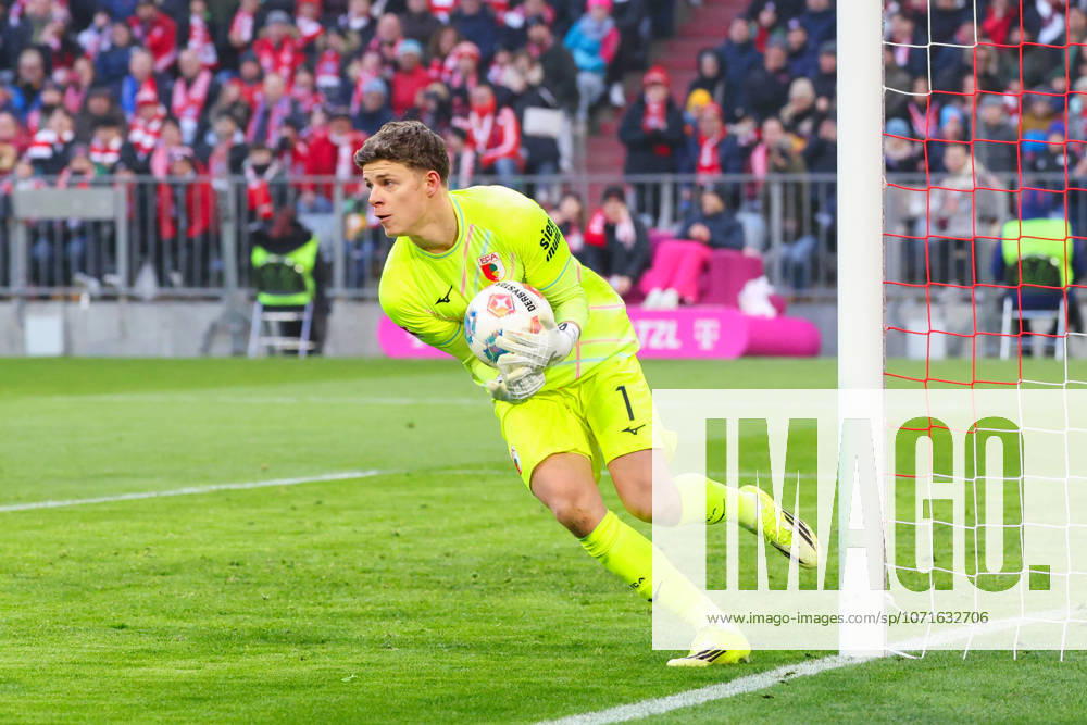 Finn Dahmen 1, FC Augsburg keeps the ball safe in the match between FC Bayern Munich v FC Augsburg, Football, Men, Bundesliga, 2025 2026, 19 Matchday on 24 01 2026 in Munich, Allianz Arena DFL and DFB regulations prohibit any use of photographs as image sequences and or quasi video Bayern Germany